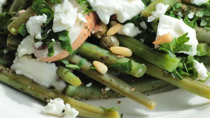 Richtlijnen Gezondheidsraad benadrukken belang van minder vlees en meer peulvruchten en noten.